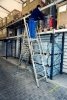 Drabina wolnostojąca jezdna z platformą oraz barierkami zabezpieczającymi  9 stopni  Krause Stabilo 127532
